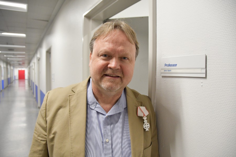 Professor Jens Bukh receives 'Ridderkorset'
